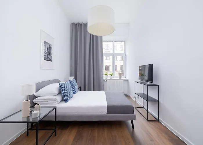 2-Bedroom Apartment With Balcony - Długa 65 street