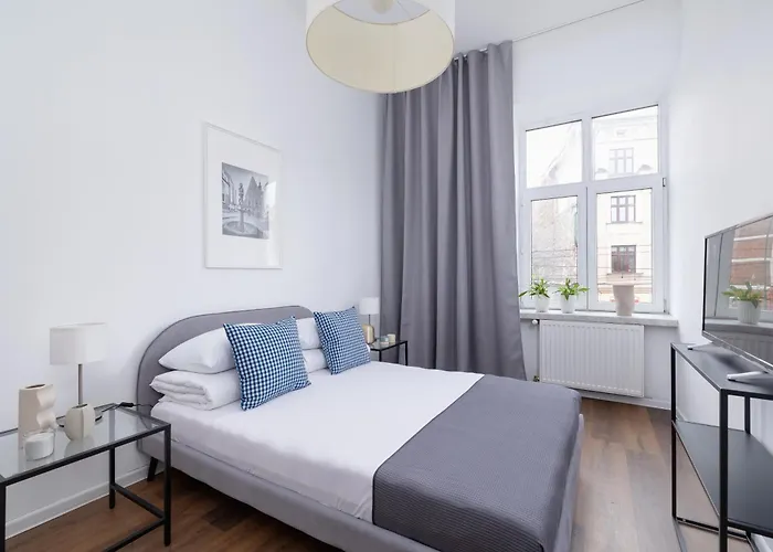 2-Bedroom Apartment With Balcony - Długa 65 street
